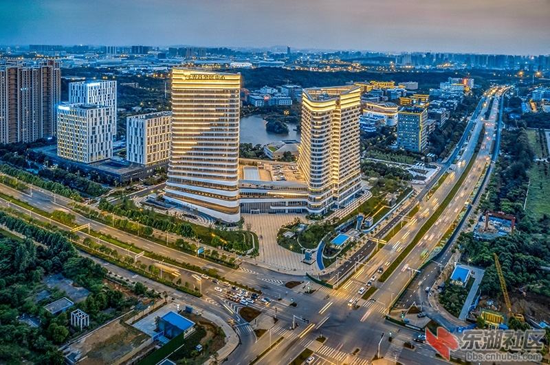 武汉光谷金融中心皇冠假日酒店 (1).jpg